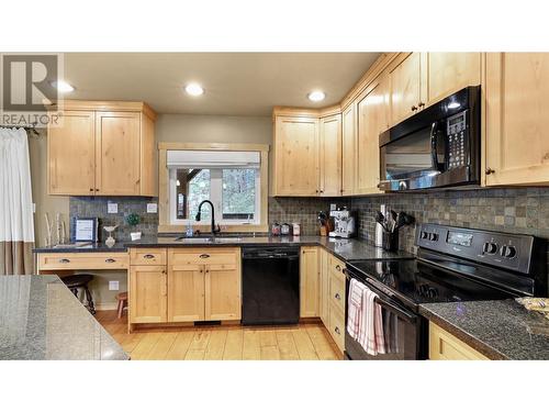 4868 Riverview Drive Unit# 21, Edgewater, BC - Indoor Photo Showing Kitchen