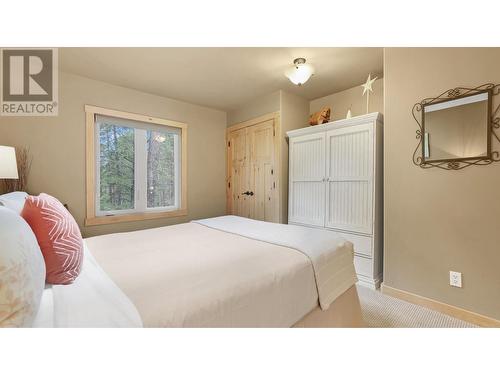 4868 Riverview Drive Unit# 21, Edgewater, BC - Indoor Photo Showing Bedroom