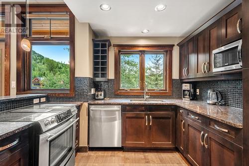 425 Canyon  Trail Unit# C, Fernie, BC - Indoor Photo Showing Kitchen