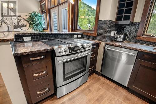 425 Canyon  Trail Unit# C, Fernie, BC - Indoor Photo Showing Kitchen