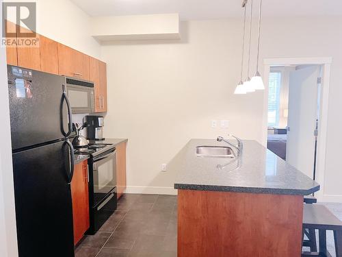 2049 Summit Drive Unit# 115D, Panorama, BC - Indoor Photo Showing Kitchen With Double Sink