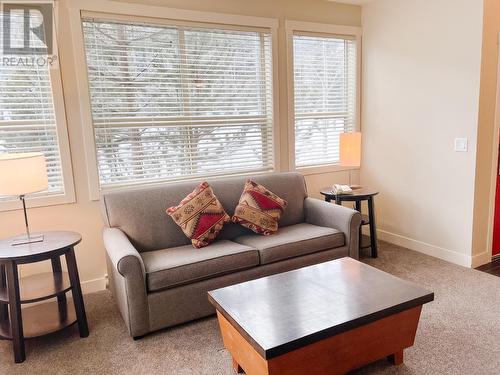 2049 Summit Drive Unit# 115D, Panorama, BC - Indoor Photo Showing Living Room