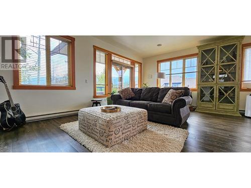 906 6Th  Avenue Unit# 1, Invermere, BC - Indoor Photo Showing Living Room