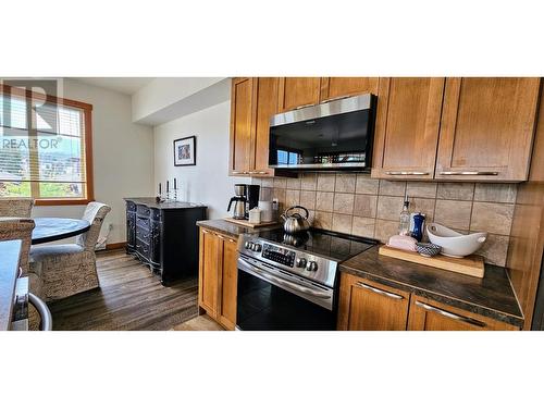 906 6Th  Avenue Unit# 1, Invermere, BC - Indoor Photo Showing Kitchen