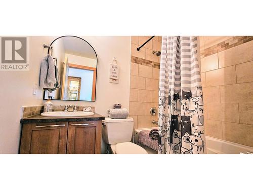 906 6Th  Avenue Unit# 1, Invermere, BC - Indoor Photo Showing Bathroom