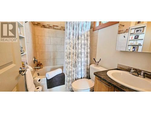 906 6Th  Avenue Unit# 1, Invermere, BC - Indoor Photo Showing Bathroom