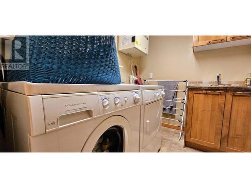 906 6Th  Avenue Unit# 1, Invermere, BC - Indoor Photo Showing Laundry Room