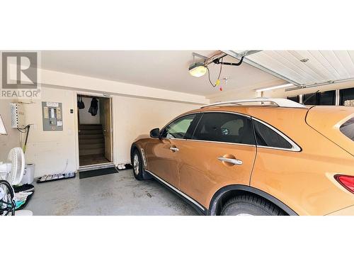 906 6Th  Avenue Unit# 1, Invermere, BC - Indoor Photo Showing Garage