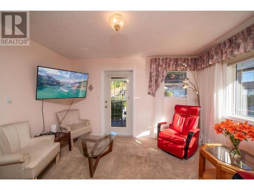 420 20Th  N Avenue Unit# 4, Creston, BC - Indoor Photo Showing Living Room