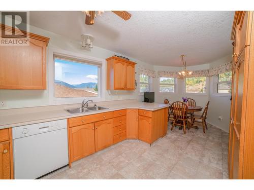 420 20Th  N Avenue Unit# 4, Creston, BC - Indoor Photo Showing Kitchen With Double Sink