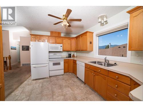 420 20Th  N Avenue Unit# 4, Creston, BC - Indoor Photo Showing Kitchen With Double Sink