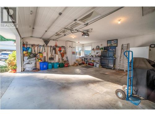 420 20Th  N Avenue Unit# 4, Creston, BC - Indoor Photo Showing Garage