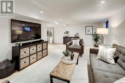 2107 Courtland Crescent, Mississauga, ON - Indoor Photo Showing Living Room