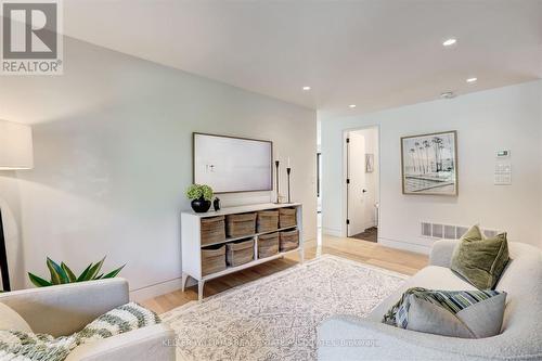 2107 Courtland Crescent, Mississauga, ON - Indoor Photo Showing Living Room