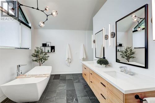 2107 Courtland Crescent, Mississauga, ON - Indoor Photo Showing Bathroom