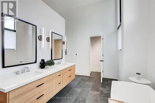 2107 Courtland Crescent, Mississauga, ON - Indoor Photo Showing Bathroom