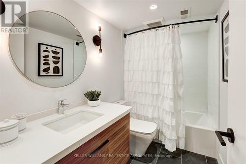 2107 Courtland Crescent, Mississauga, ON - Indoor Photo Showing Bathroom