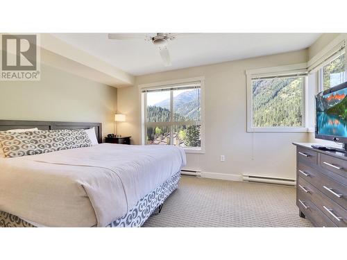 2049 Summit Drive Unit# 314A, Panorama, BC - Indoor Photo Showing Bedroom