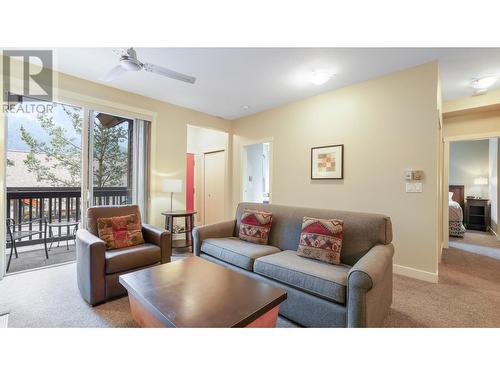 2049 Summit Drive Unit# 214, Panorama, BC - Indoor Photo Showing Living Room