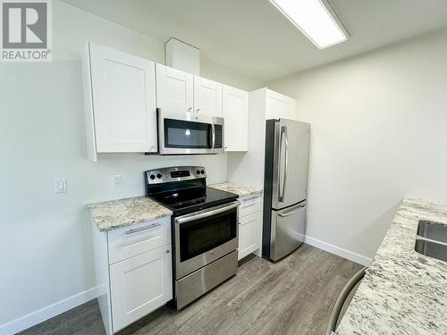 1118 10Th  Street, Invermere, BC - Indoor Photo Showing Kitchen