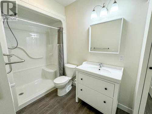 1118 10Th  Street, Invermere, BC - Indoor Photo Showing Bathroom