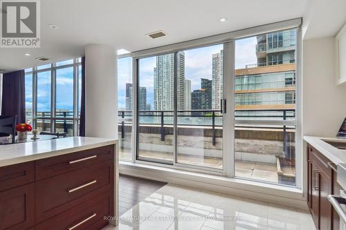 832 - 8 Telegram Mews E, Toronto, ON - Indoor Photo Showing Kitchen