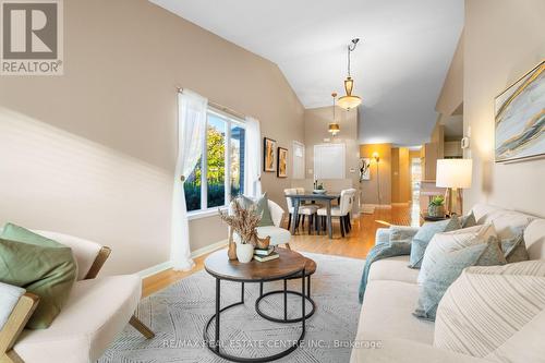 5 Munro Circle, Halton Hills, ON - Indoor Photo Showing Living Room