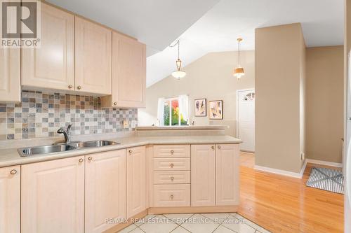 5 Munro Circle, Halton Hills, ON - Indoor Photo Showing Kitchen With Double Sink