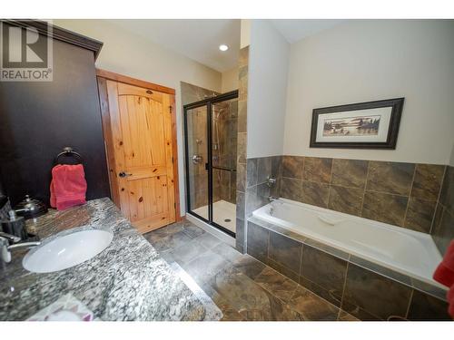 9865 Osprey Landing Drive, Wardner, BC - Indoor Photo Showing Bathroom