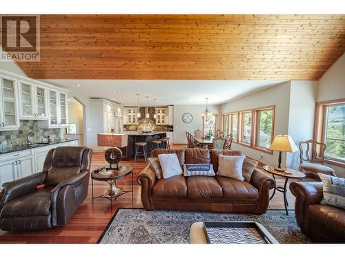 9865 Osprey Landing Drive, Wardner, BC - Indoor Photo Showing Living Room