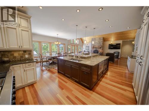 9865 Osprey Landing Drive, Wardner, BC - Indoor Photo Showing Kitchen With Upgraded Kitchen