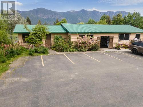 2915  3 Highway, Creston, BC 