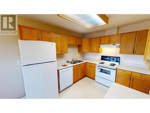 2504 12Th  N Street Unit# 2, Cranbrook, BC - Indoor Photo Showing Kitchen With Double Sink