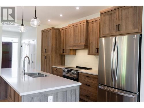 153 The Whins, Cranbrook, BC - Indoor Photo Showing Kitchen With Stainless Steel Kitchen With Double Sink With Upgraded Kitchen