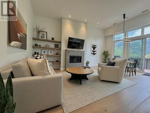 266 Baker Street Unit# 12, Nelson, BC - Indoor Photo Showing Living Room With Fireplace