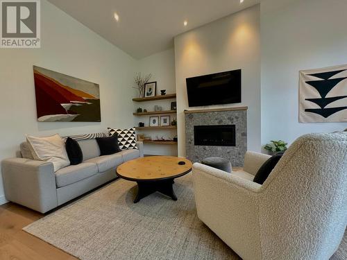 266 Baker  Street Unit# 12, Nelson, BC - Indoor Photo Showing Living Room With Fireplace