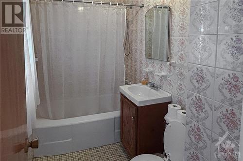 1745 Ortona Avenue, Ottawa, ON - Indoor Photo Showing Bathroom