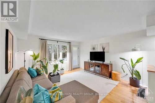 14 Strathaven Private, Ottawa, ON - Indoor Photo Showing Living Room