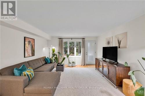 14 Strathaven Private, Ottawa, ON - Indoor Photo Showing Living Room