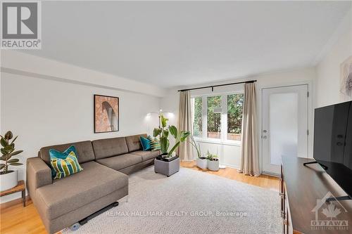 14 Strathaven Private, Ottawa, ON - Indoor Photo Showing Living Room