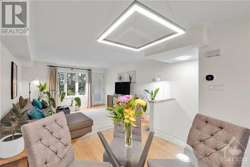 14 Strathaven Private, Ottawa, ON - Indoor Photo Showing Living Room