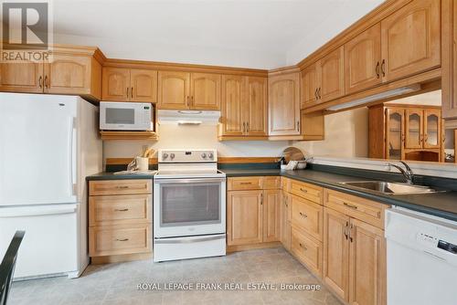 14 - 5 Heritage Way, Kawartha Lakes (Lindsay), ON - Indoor Photo Showing Kitchen