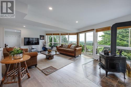 94 Morton Line, Cavan Monaghan, ON - Indoor Photo Showing Living Room