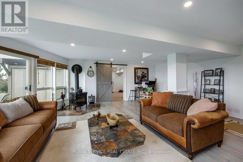 94 Morton Line, Cavan Monaghan, ON - Indoor Photo Showing Living Room