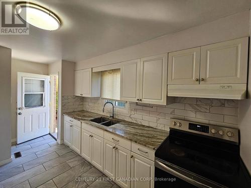 781 Homeview Road, London, ON - Indoor Photo Showing Kitchen With Double Sink