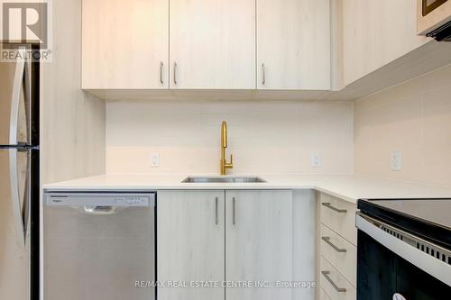 1602 - 8010 Derry Road, Milton, ON - Indoor Photo Showing Kitchen