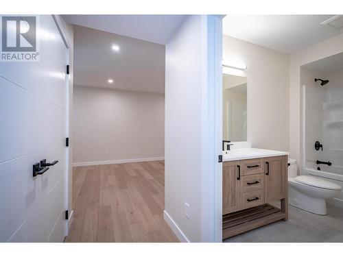 9 Pine  Street Unit# 6, Nelson, BC - Indoor Photo Showing Bathroom