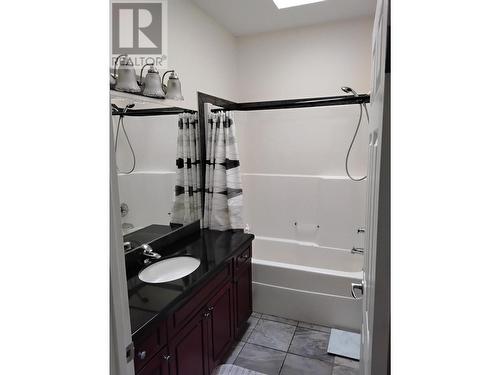 453 13Th  Avenue, Invermere, BC - Indoor Photo Showing Bathroom