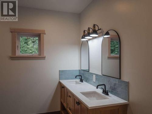 23 Birch Bend Grove, Kaslo, BC - Indoor Photo Showing Bathroom