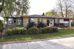 52 Southmoor RD  Winnipeg, MB R2J 2P4